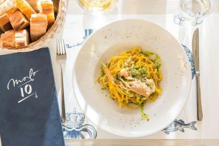 Tonnarelli scampi fiori di zucca e pecorino di fossa